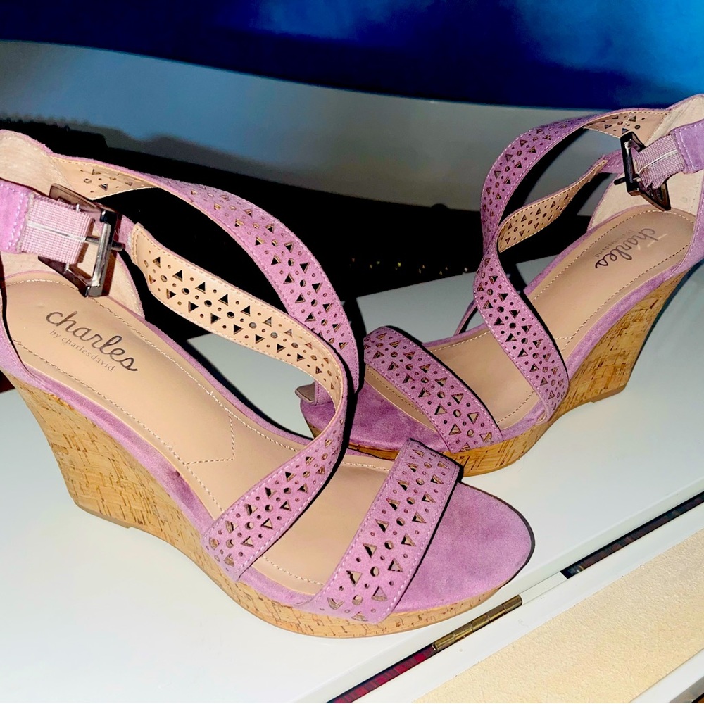 Lila colored wedge heel sandal